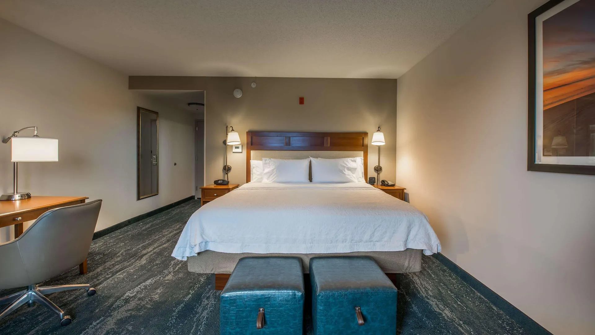 Hampton & Hotel
