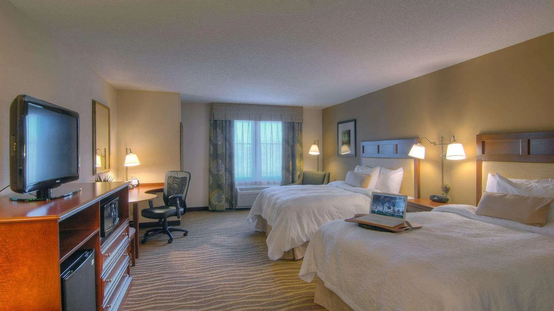 Hampton & Hotel 3*
