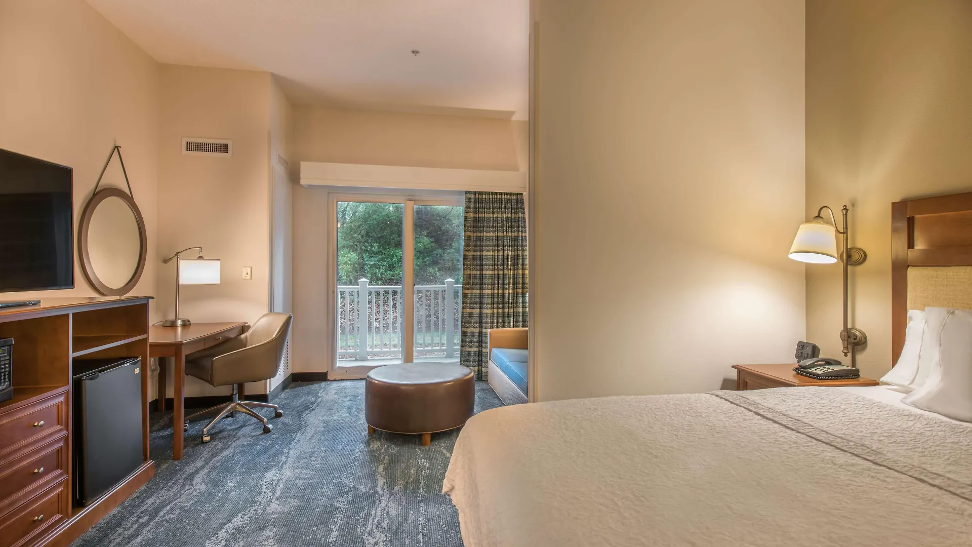 Hampton & Hotel