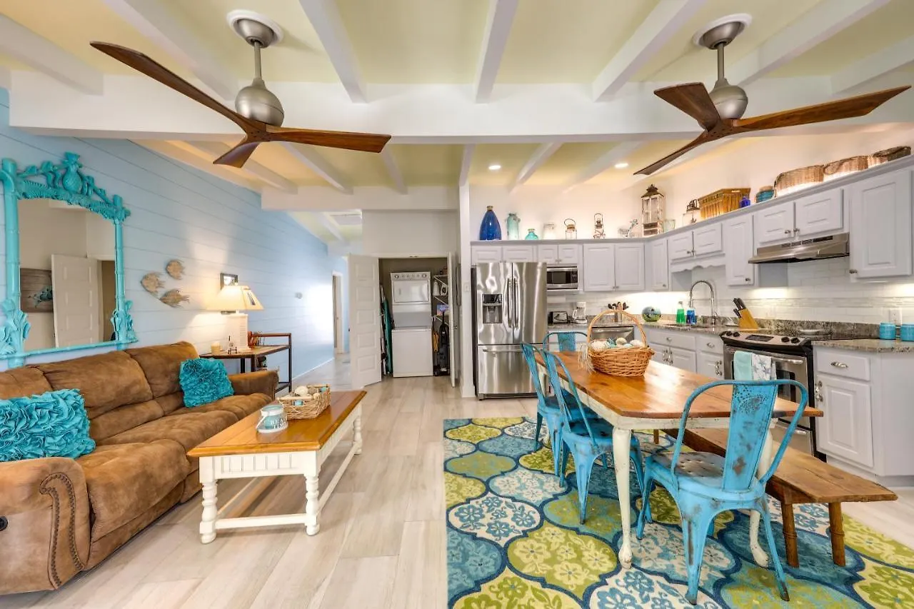 Pet-friendly Abode - Walk To Beach! Jekyll Island