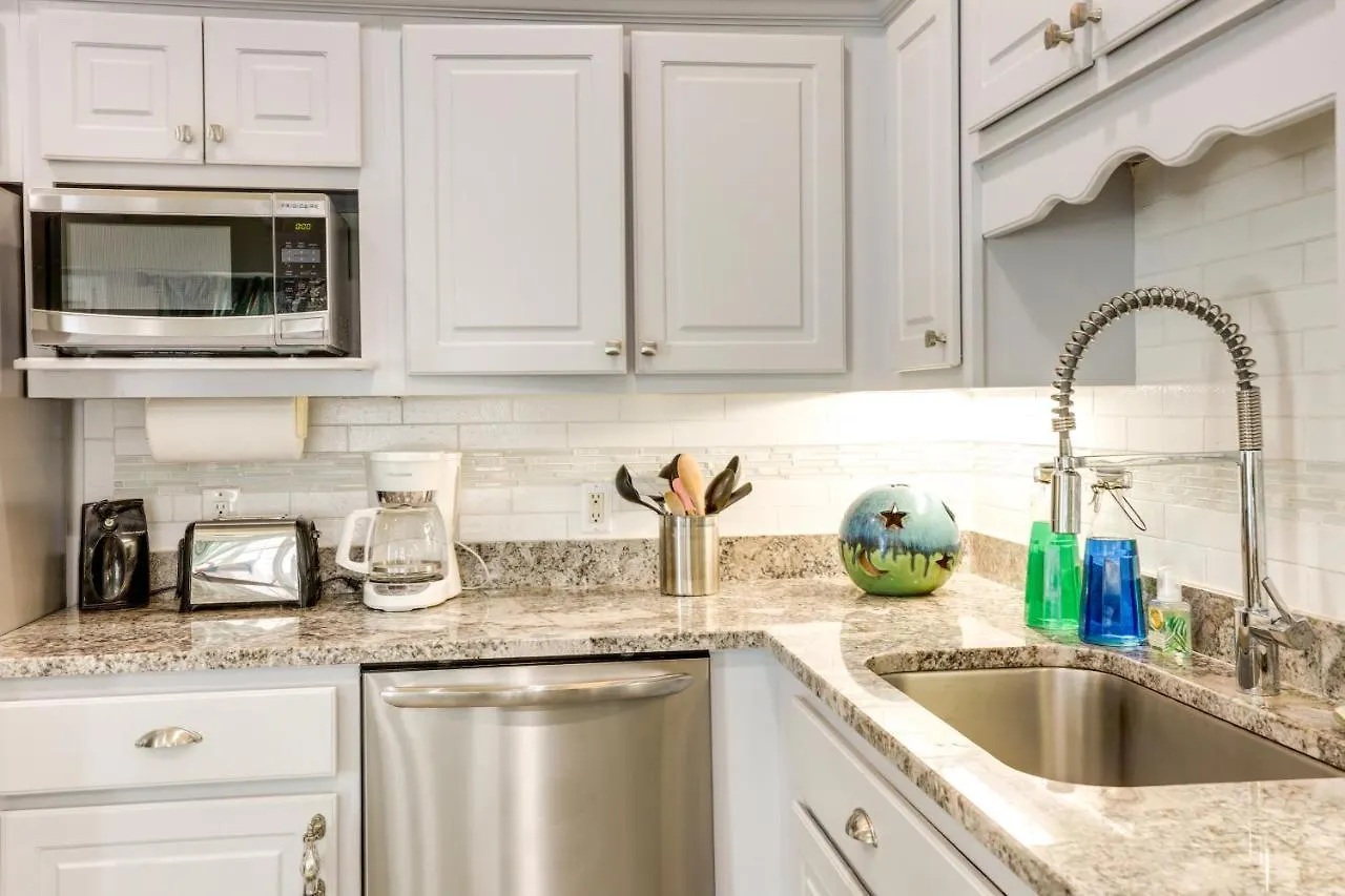 Pet-friendly Abode - Walk To Beach! *
