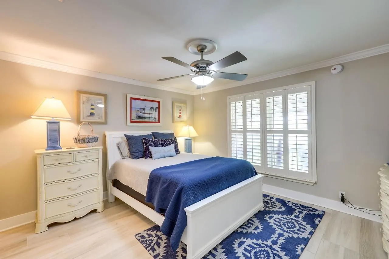 Pet-friendly Abode - Walk To Beach! *