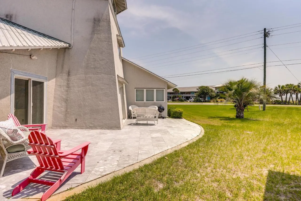 Pet-friendly Abode - Walk To Beach!