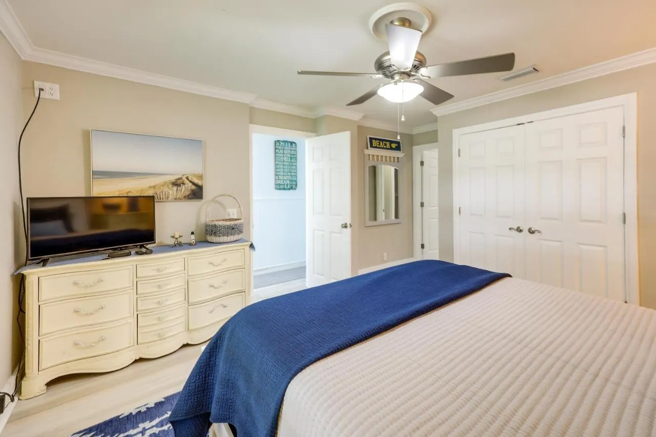 Pet-friendly Abode - Walk To Beach!