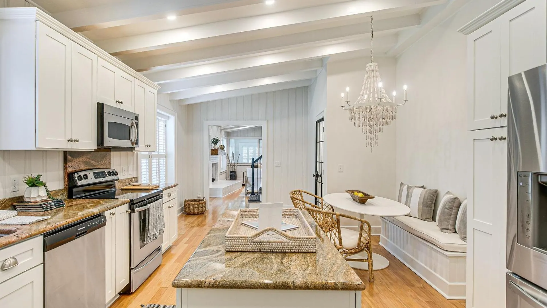 Spacious Steps To The Ocean! بيت للعطل