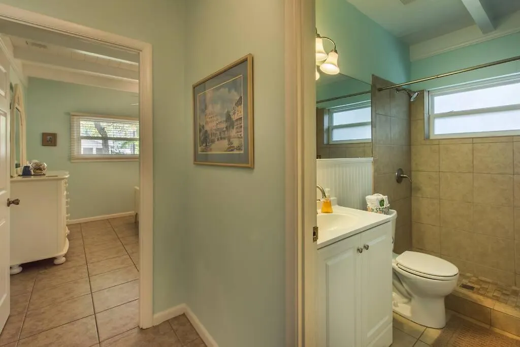 Sandytoes 7 Min Walk To Bikes And Pool Access Holiday home