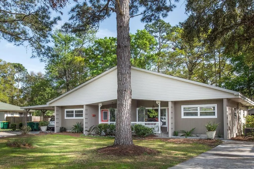 Holiday home Sandytoes 7 Min Walk To Bikes And Pool Access Jekyll Island
