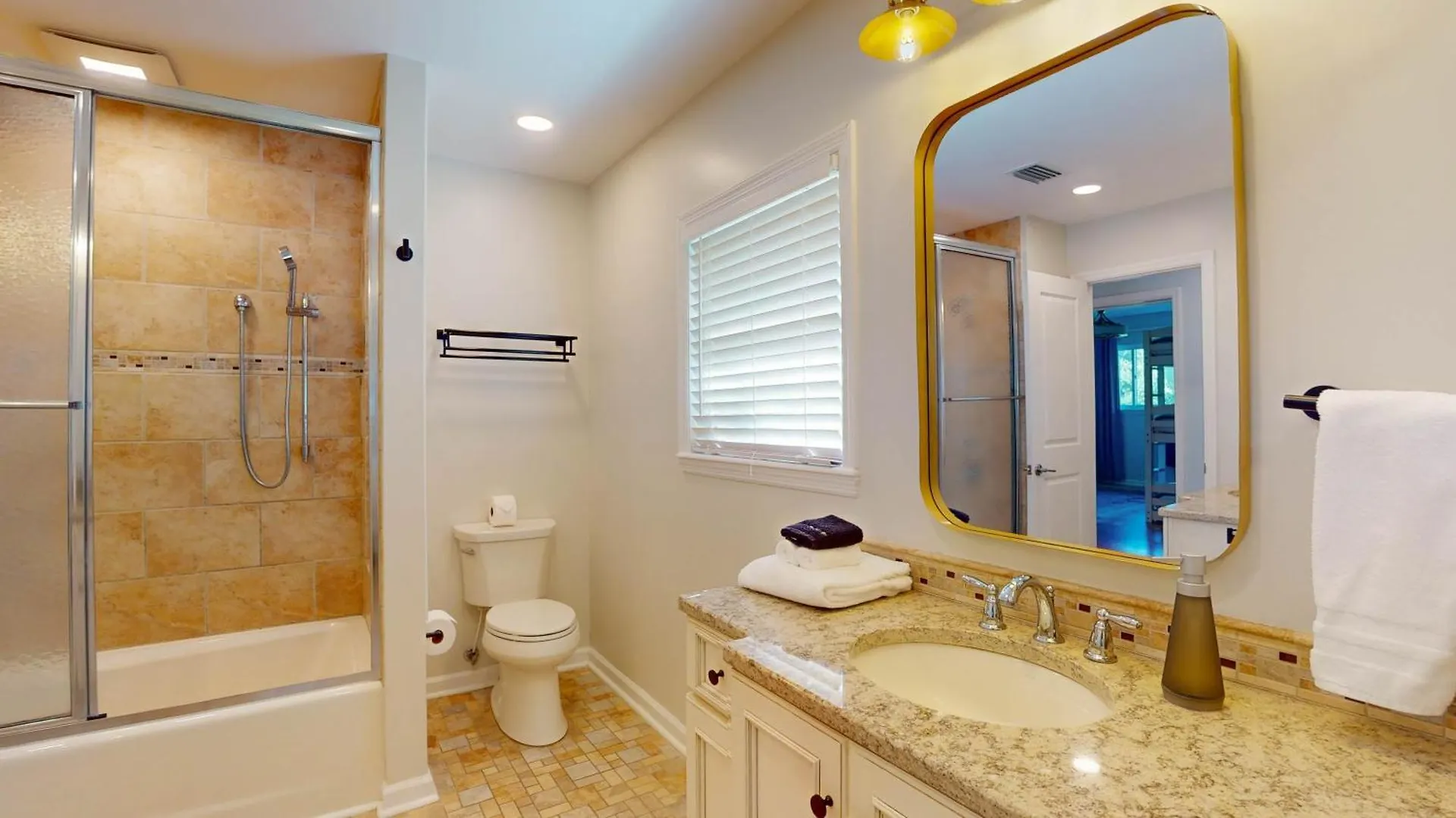 10 Tyler - 4-bedroom Home Holiday home
