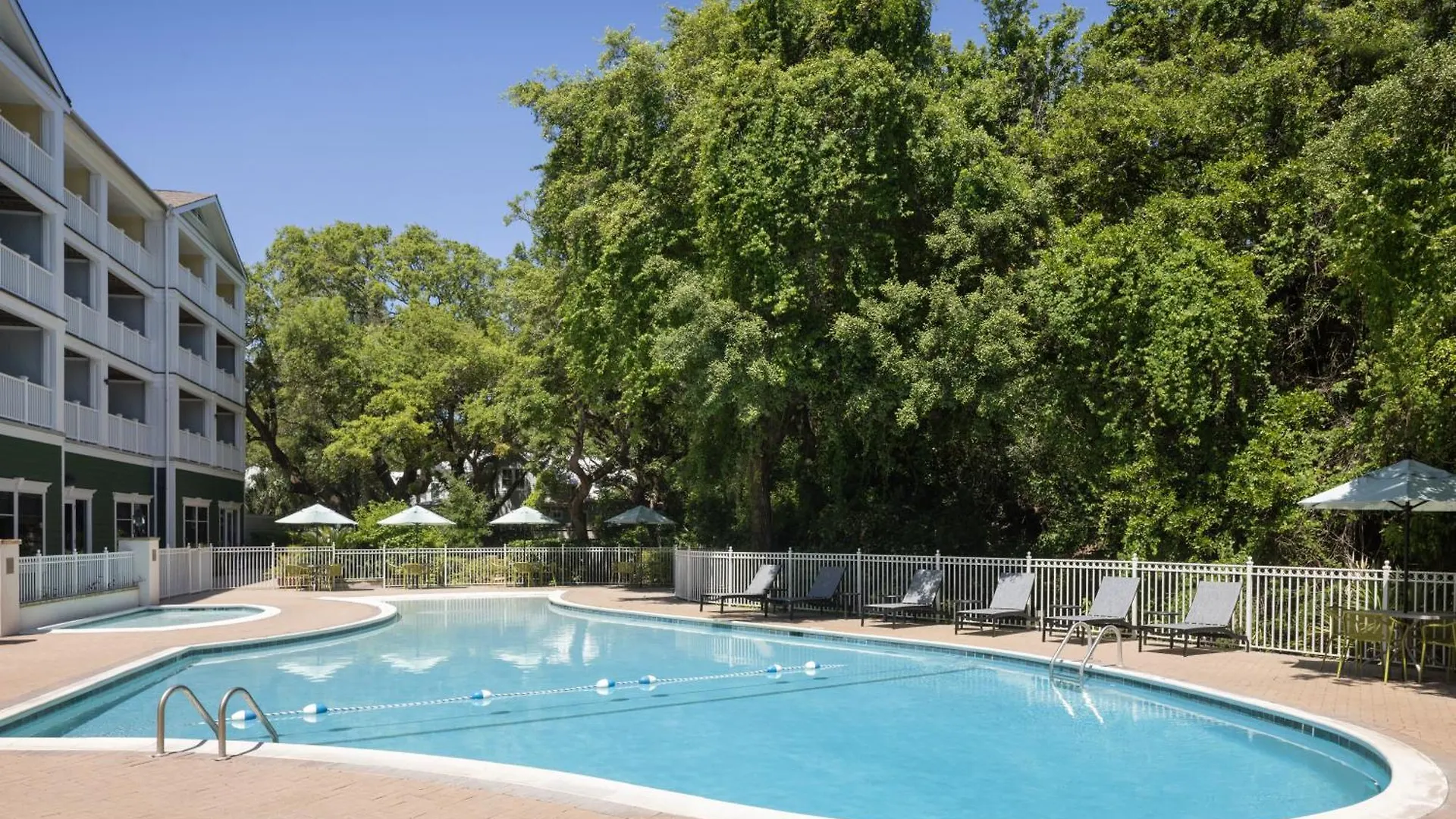 Hampton & Hotel 3*